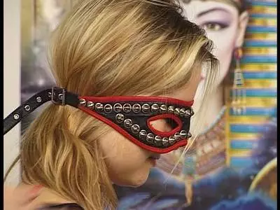 Geile Domina unterwirft ihre lüsterne Hure beim Nageln