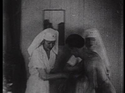 Beim perversen Sex im Behandlungsraum bumst der Patient die beiden Schwestern
